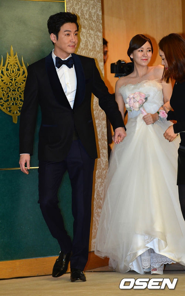 Chiêm ngưỡng loạt váy cưới của sao Việt - Hoa - Hàn kết hôn năm 2014 34