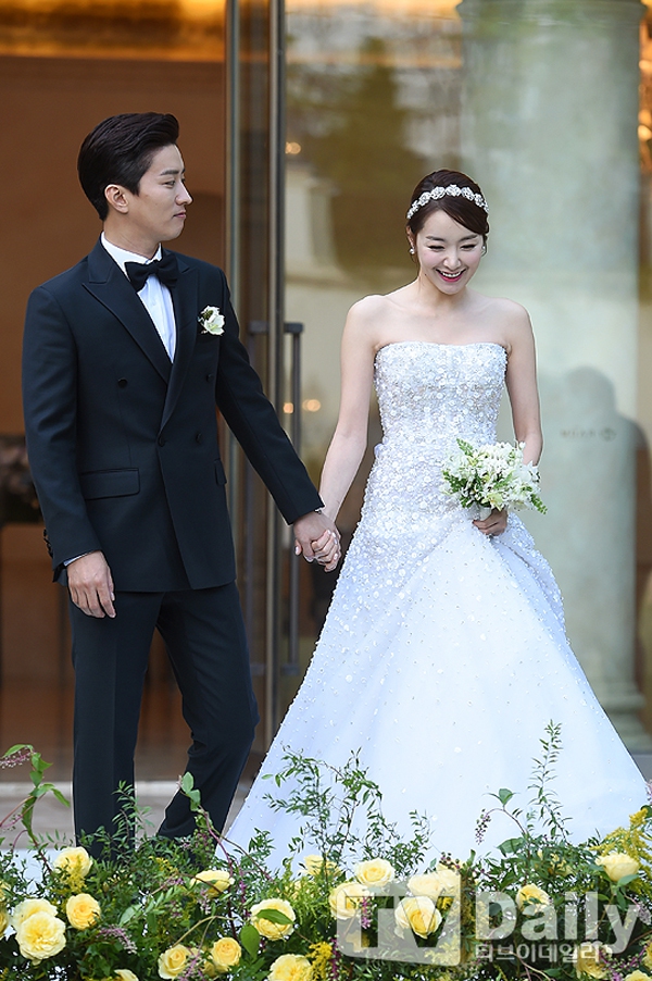 Chiêm ngưỡng loạt váy cưới của sao Việt - Hoa - Hàn kết hôn năm 2014 35