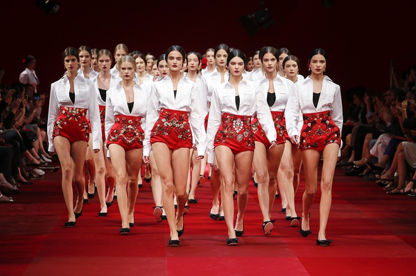 Stylist SNSD thừa nhận "lấy cảm hứng" từ Dolce&Gabbana cho đồ diễn của nhóm 3