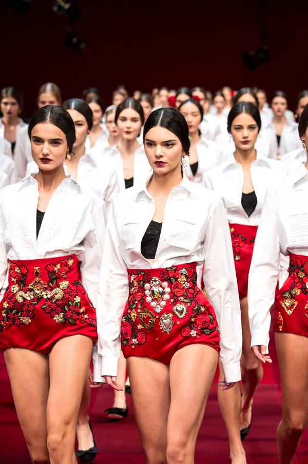 Stylist SNSD thừa nhận "lấy cảm hứng" từ Dolce&Gabbana cho đồ diễn của nhóm 4