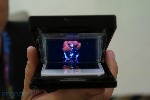 Ốp lưng biến iPhone thành máy chiếu 3D 2