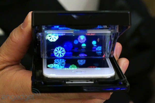 Ốp lưng biến iPhone thành máy chiếu 3D 4