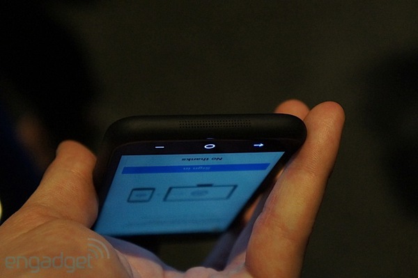 Trên tay HTC First - Smartphone tích hợp Facebook Home đầu tiên 1