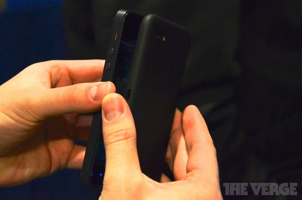 Trên tay HTC First - Smartphone tích hợp Facebook Home đầu tiên 12
