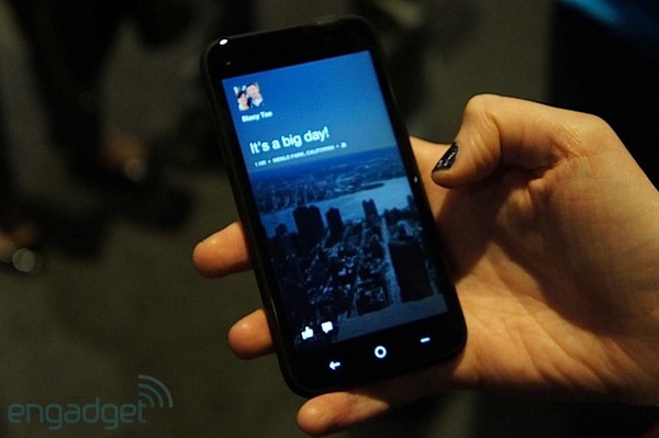 Trên tay HTC First - Smartphone tích hợp Facebook Home đầu tiên 3