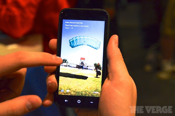 Trên tay HTC First - Smartphone tích hợp Facebook Home đầu tiên 6