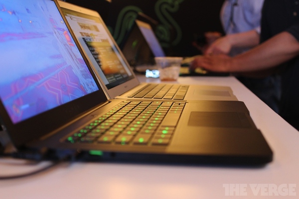 Cận cảnh Razer Blade 14 inch - Chơi game "khủng", kiểu d&aacute;ng đẹp 13