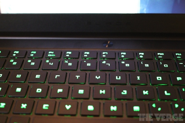 Cận cảnh Razer Blade 14 inch - Chơi game "khủng", kiểu d&aacute;ng đẹp 4