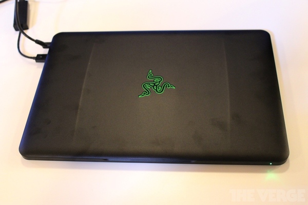 Cận cảnh Razer Blade 14 inch - Chơi game "khủng", kiểu d&aacute;ng đẹp 5