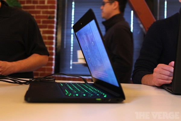 Cận cảnh Razer Blade 14 inch - Chơi game "khủng", kiểu d&aacute;ng đẹp 6