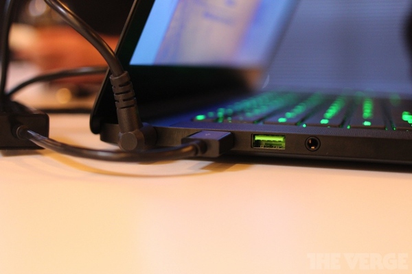 Cận cảnh Razer Blade 14 inch - Chơi game "khủng", kiểu d&aacute;ng đẹp 7