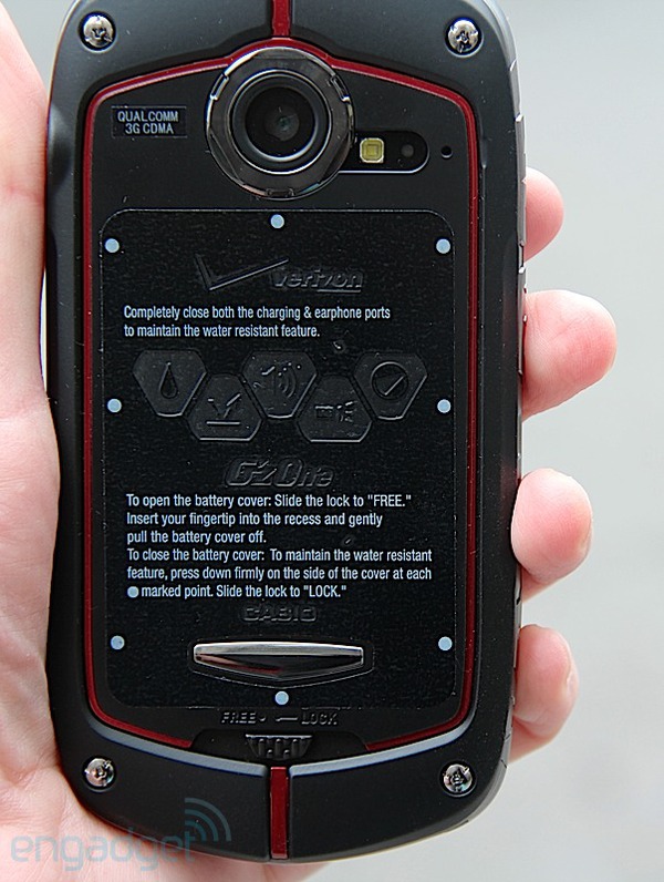 Casio cho ra mắt smartphone chống nước, thiết kế hầm hố 5