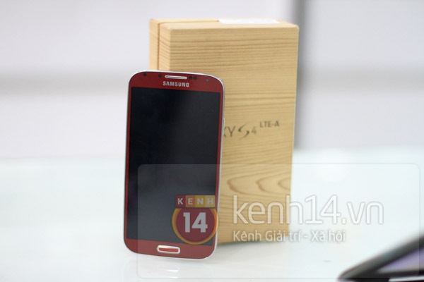 Cận cảnh Galaxy S4 LTE- A phi&ecirc;n bản đỏ ở Việt Nam 2