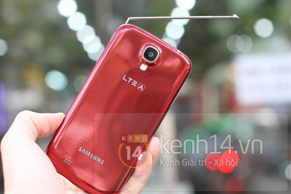 Cận cảnh Galaxy S4 LTE- A phi&ecirc;n bản đỏ ở Việt Nam 5