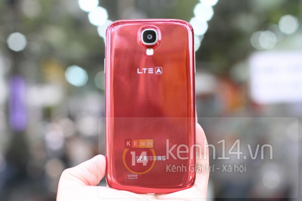 Cận cảnh Galaxy S4 LTE- A phiên bản đỏ ở Việt Nam 9