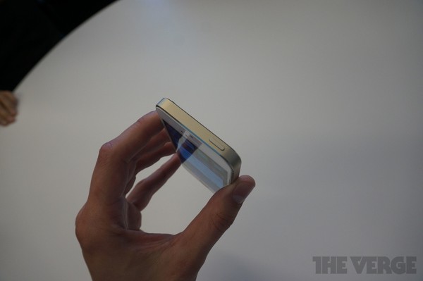 Săm soi "bom tấn" vừa ra mắt: iPhone 5S  1