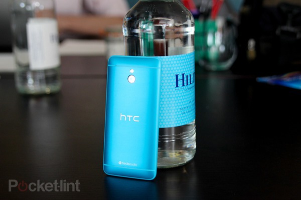 Cận cảnh HTC One Mini phiên bản xanh ngọc 5