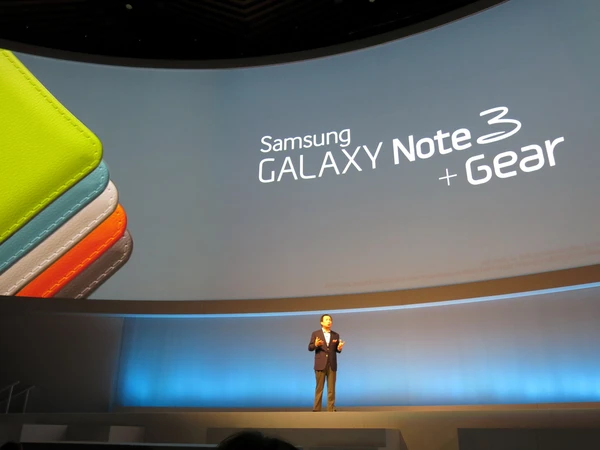 Samsung bứt ph&aacute; vượt Apple? 3
