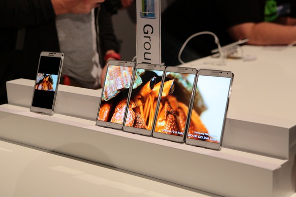 Samsung bứt ph&aacute; vượt Apple? 4