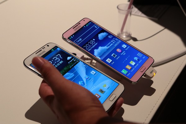 Samsung bứt ph&aacute; vượt Apple? 7