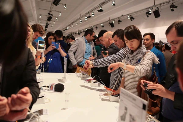 Samsung bứt ph&aacute; vượt Apple? 8