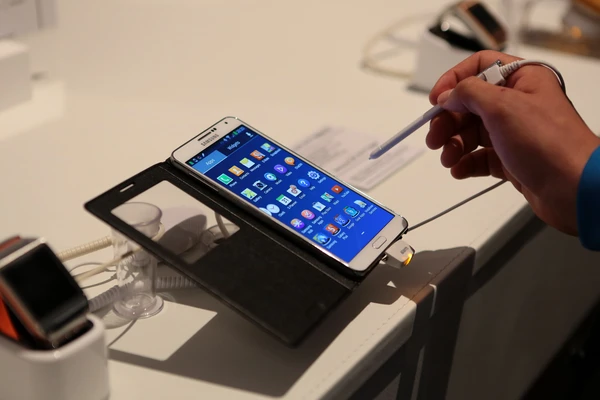 Samsung bứt ph&aacute; vượt Apple? 2
