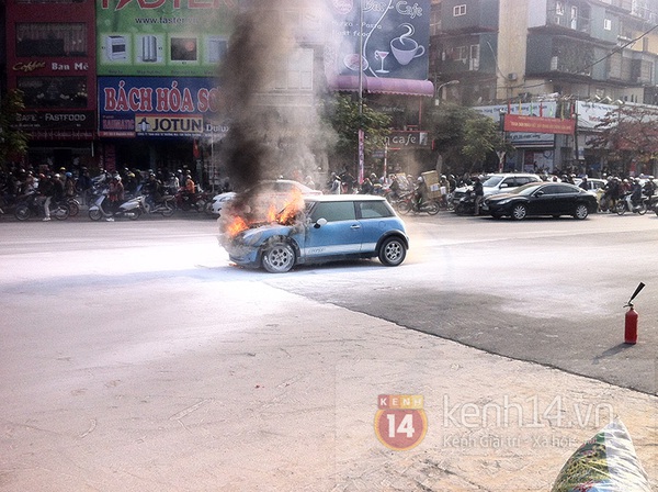 Hà Nội: Xe ô tô tiền tỷ do nữ tài xế lái bốc cháy giữa đường 4