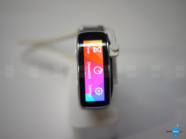 Gear Fit - Sản phẩm với thiết kế trong mơ từ Samsung 3