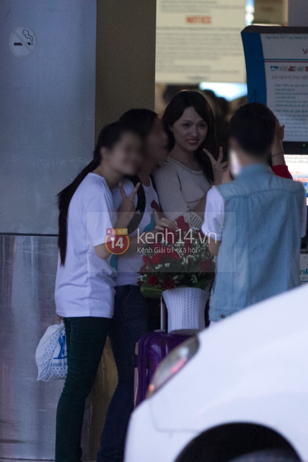 Hương Giang Idol bất ngờ ôm chặt trai lạ ngoài sân bay  9