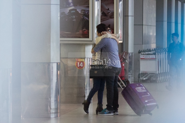 Hương Giang Idol bất ngờ ôm chặt trai lạ ngoài sân bay  10