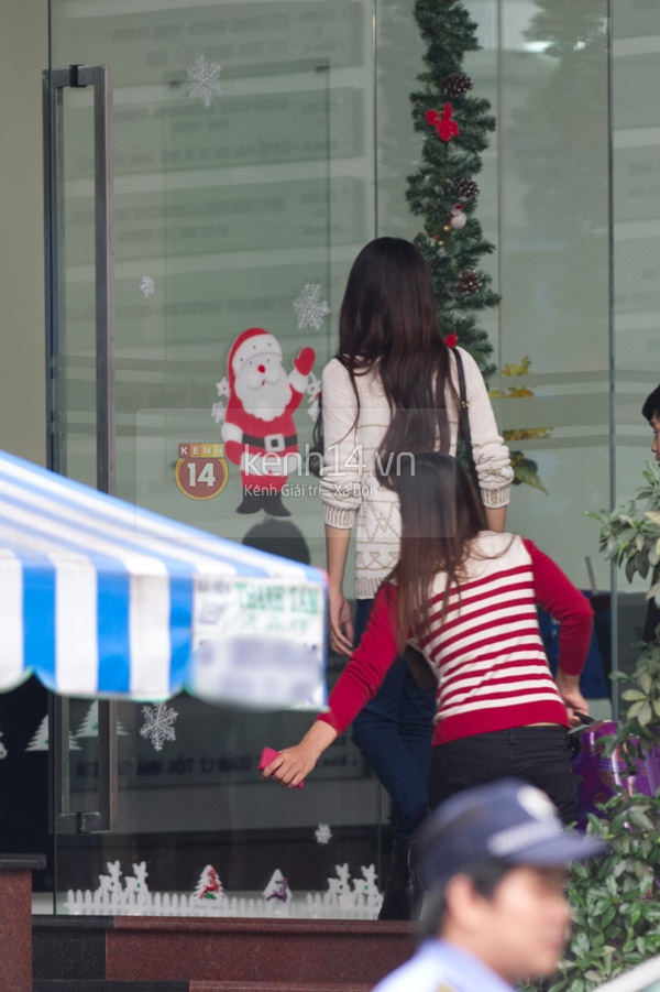Hương Giang Idol bất ngờ ôm chặt trai lạ ngoài sân bay  2