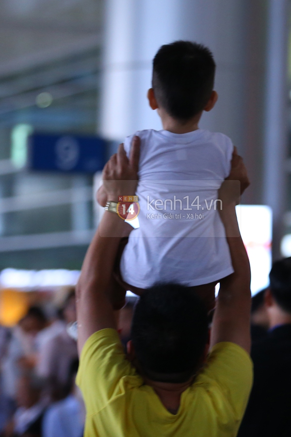 Hà Hồ và Cường đô la hạnh phúc khi được con trai Subeo đón ở sân bay 5