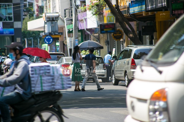 Tuyết Lan mặc váy ngồi công viên uống cafe bệt  12