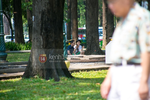 Tuyết Lan mặc váy ngồi công viên uống cafe bệt  2