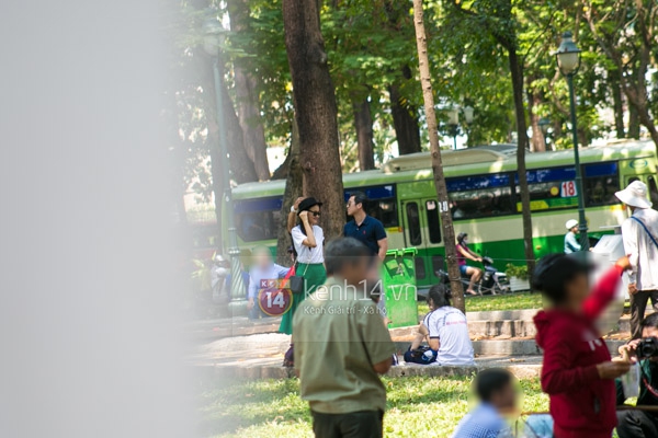 Tuyết Lan mặc váy ngồi công viên uống cafe bệt  3