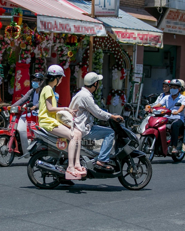 Ngọc Trinh mặc váy ngắn ngồi xe máy giữa trời nắng nóng 4