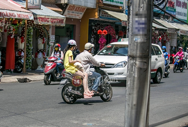 Ngọc Trinh mặc váy ngắn ngồi xe máy giữa trời nắng nóng 5