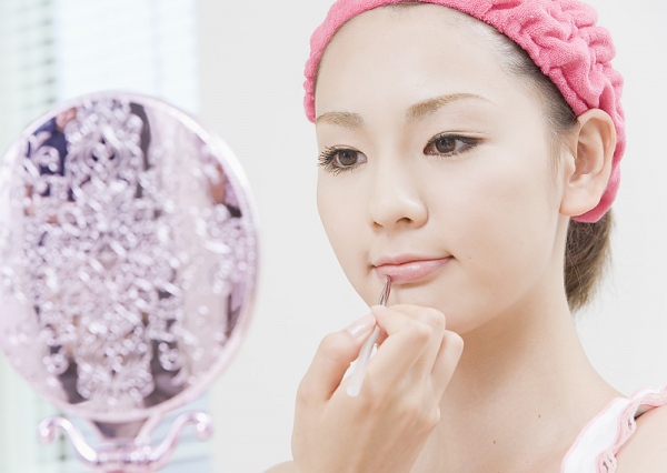 Mổ xẻ t&aacute;c hại của việc sử dụng son dưỡng k&eacute;m chất lượng 2