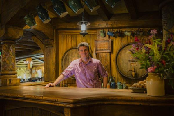 Qu&aacute;n bar kiểu người Hobbit đẹp như cổ t&iacute;ch 6