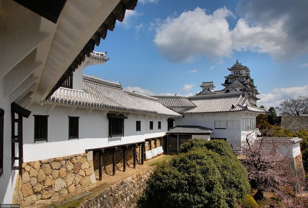 Lâu đài tuyệt đẹp có giếng nước "ma ám" ở Nhật 9