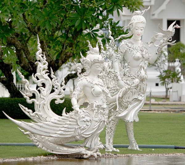Ng&ocirc;i ch&ugrave;a si&ecirc;u đẹp vẽ phi thuyền, si&ecirc;u nh&acirc;n l&ecirc;n tường 12