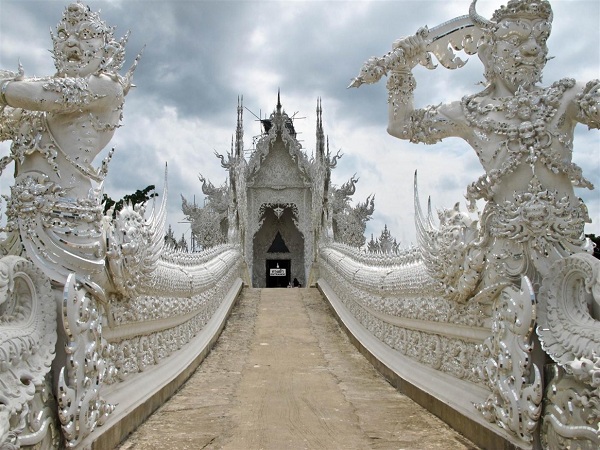 Ng&ocirc;i ch&ugrave;a si&ecirc;u đẹp vẽ phi thuyền, si&ecirc;u nh&acirc;n l&ecirc;n tường 14
