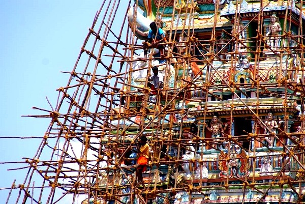 Thăm ng&ocirc;i đền "di&ecirc;m d&uacute;a" c&oacute; trăm ngh&igrave;n bức tượng 14