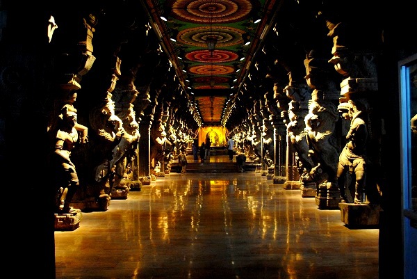 Thăm ng&ocirc;i đền "di&ecirc;m d&uacute;a" c&oacute; trăm ngh&igrave;n bức tượng 12