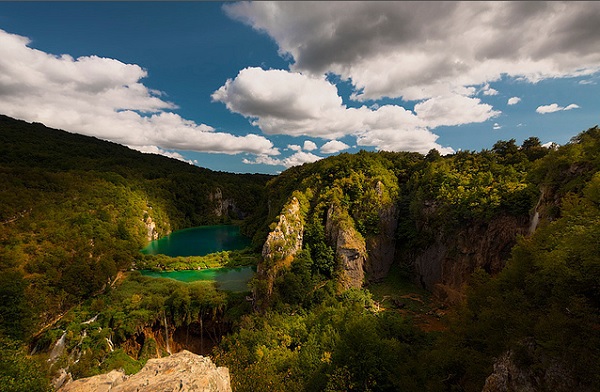 Hồ Plitvice – một trong những công viên quốc gia đẹp nhất thế giới. Hãy xem ảnh để đi du lịch trong tâm trí của mình, đắm mình trong sắc màu và cảm nhận sự thanh tịnh của hồ nước trong vô vàn ngày xuân.
