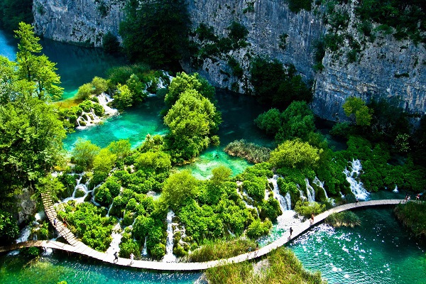 Hồ Plitvice: Hãy khám phá kỳ quan thế giới - Hồ Plitvice - nơi tuyệt đẹp và kì lạ này qua những hình ảnh sống động. Thưởng ngoạn những hồ nước trong xanh, những thác nước đổ xuống như những chiếc đèn lấp lánh, hệ thống hang động và cùng nhiều tác phẩm nghệ thuật tự nhiên tuyệt vời khác.