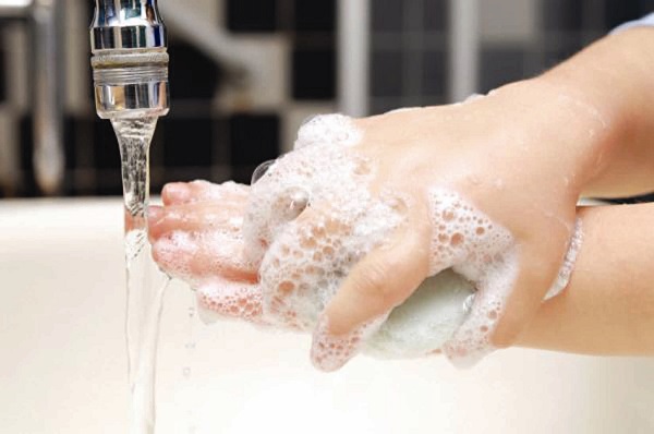 T&uacute;i x&aacute;ch của nữ giới chứa nhiều vi khuẩn hơn cả toilet 2
