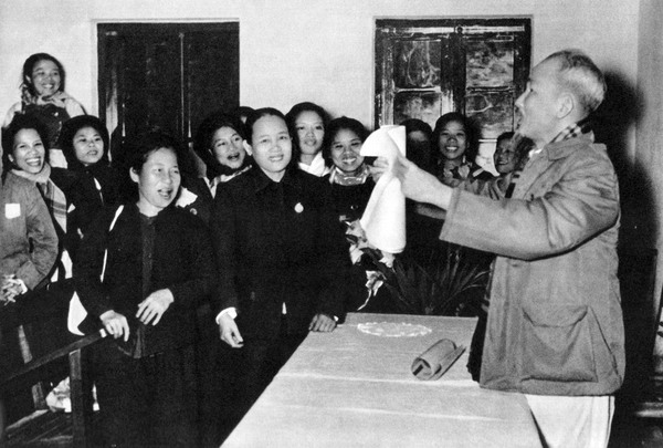 H&igrave;nh ảnh qu&yacute;: B&aacute;c Hồ d&agrave;nh cả cuộc đời v&igrave; nước v&igrave; d&acirc;n 13