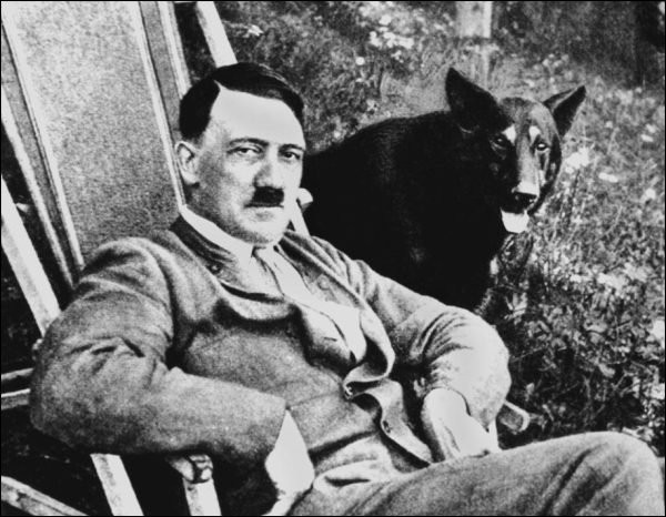 Điều &iacute;t được biết về đội qu&acirc;n ch&oacute; biết n&oacute;i của Hitler 3