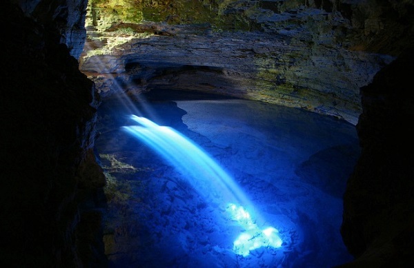 Thăm hồ nước Thần tiên "xanh lét" nằm trong hang động 4